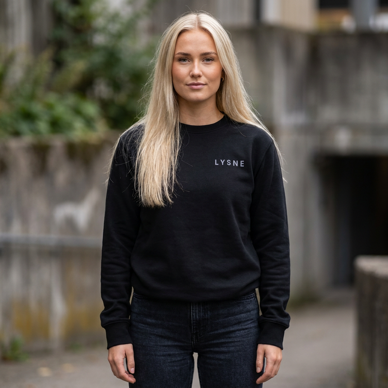 Lysne Cloud Crewneck zwart – model