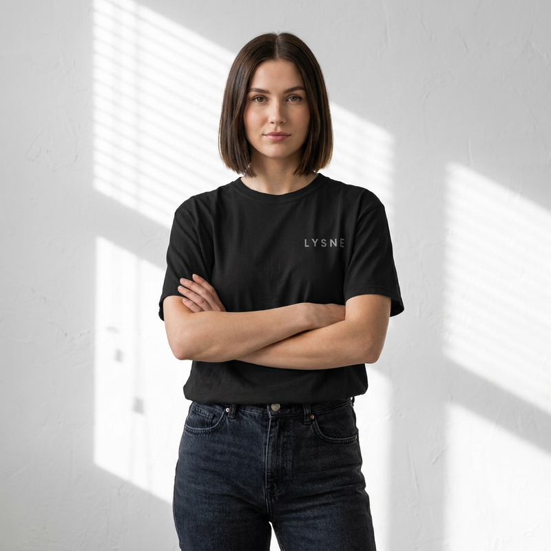 Lysne Heavyweight Tee zwart – model studio