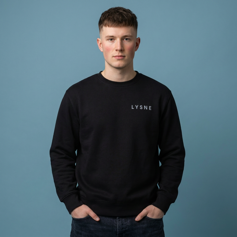 Lysne Cloud Crewneck zwart – model studio