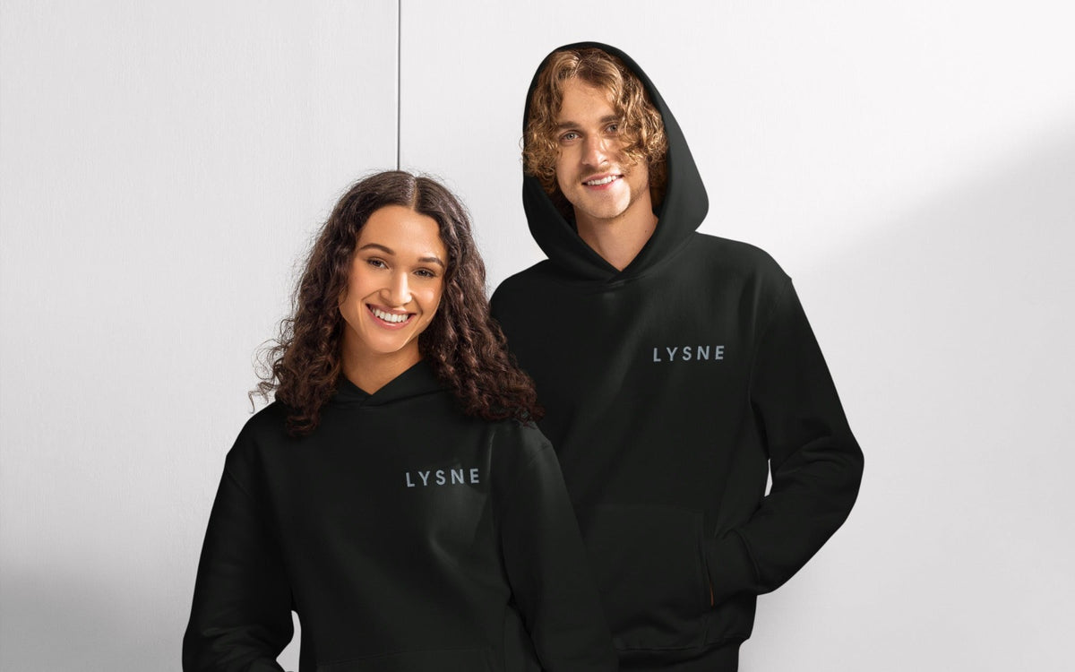Oversized Hoodie in zwart, gedragen door een koppel