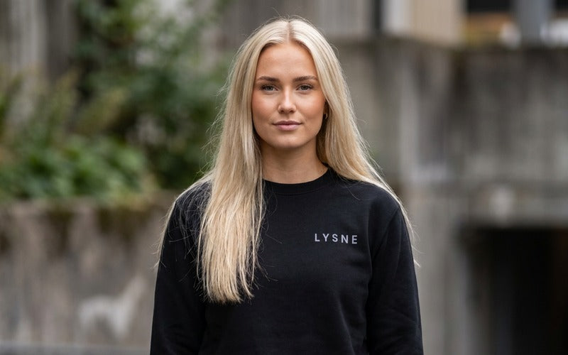 Cloud Crewneck in zwart, gedragen door een vrouw